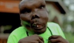 恐丑的娱乐吃瓜人照片